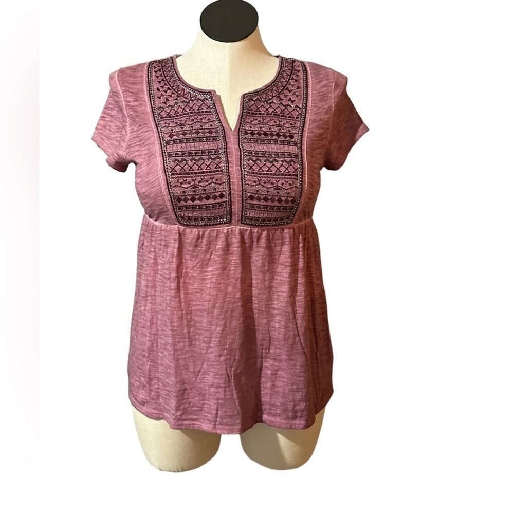 Knox rose women’s size XS shirt with V cut front and floral embellishments